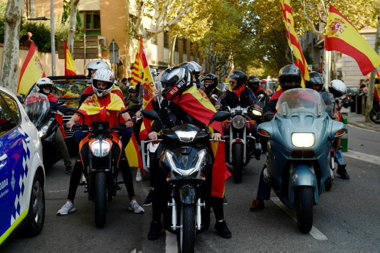 مئات آلاف الكاتالونيين المؤيدين لإسبانيا يتظاهرون في شوارع برشلونة