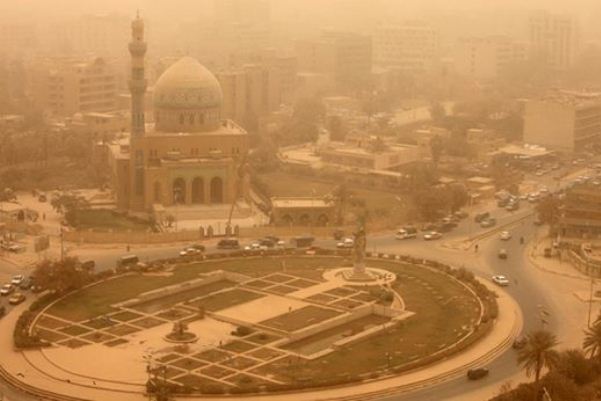 عاصفة ترابية تعطل البرلمان وتغلق الأجواء العراقية