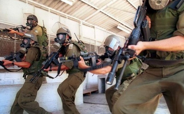 قوات إسرائيلية خاصة تنكل بالأسرى الفلسطينيين