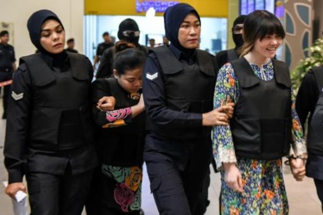 المتهمتان باغتيال كيم جونغ-نام بمطار ماليزيا تزوران مسرح الجريمة