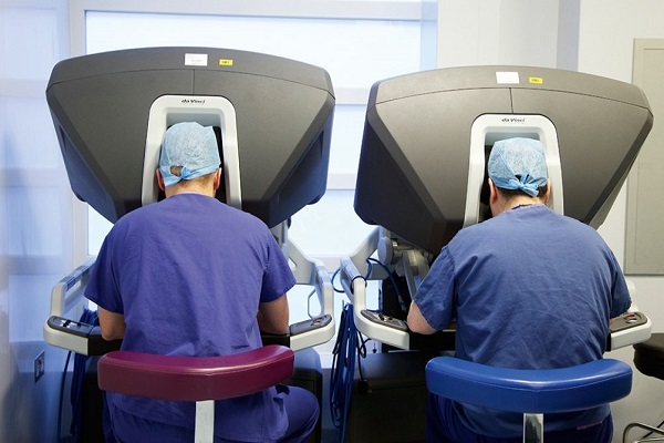 دراسة جديدة: الجراحون البشر أفضل من الروبوتات