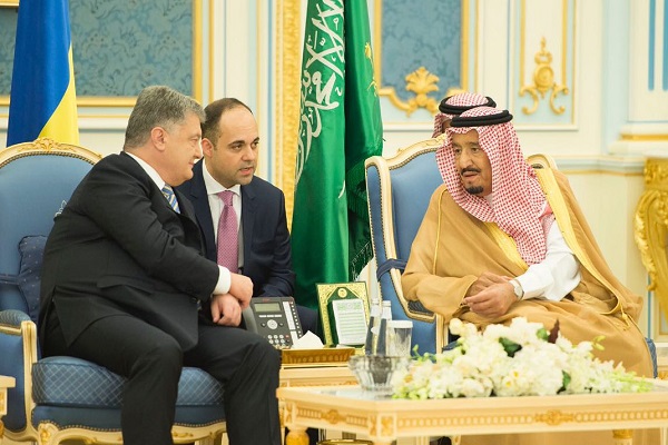 العاهل السعودي ورئيس أوكرانيا خلال جلسة المباحثات في الرياض