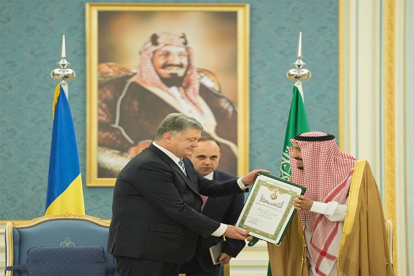 الملك سلمان يمنح الرئيس بيترو بريشينكو قلادة الملك عبد العزيز