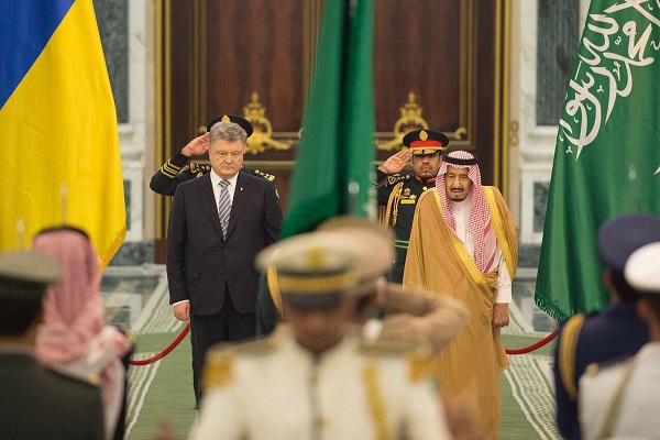 الملك سلمان بن عبد العزيز خلال استقباله الرئيس بيترو بريشينكو