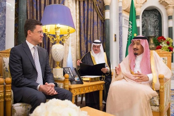العاهل السعودي الملك سلمان بن عبد العزيز خلال استقباله وزير الطاقة الروسي