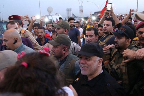 العبادي يرفع في القائم العلم العراقي على منفذها مع سوريا