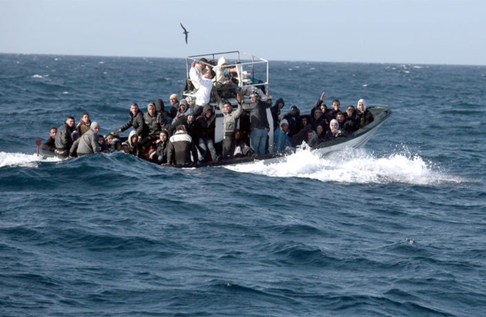 مقتل 23 مهاجرًا اثر غرق قاربهم في البحر المتوسط