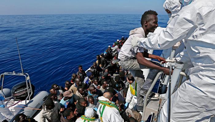إغاثة حوالى 300 مهاجر قبالة السواحل الليبية