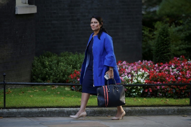 وزيرة بريطانية مهددة بالاقالة بسبب عقدها لقاءات سرية في إسرائيل