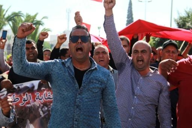 عناصر من الشرطة التونسية يتظاهرون طلبًا للحماية