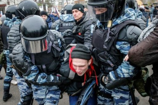 السلطات الروسية تعتقل العشرات خلال مسيرة للقوميين
