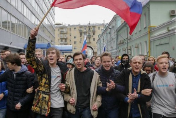 اعتقال أكثر من مئتي متظاهر ضد بوتين في موسكو