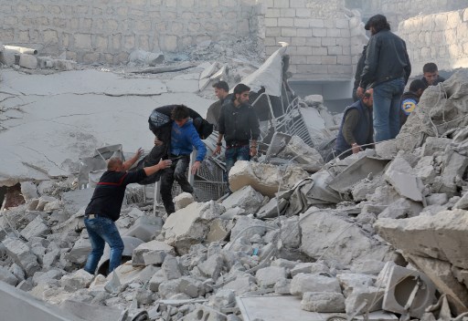 53 قتيلا في غارات جوية على بلدة الاتارب السورية