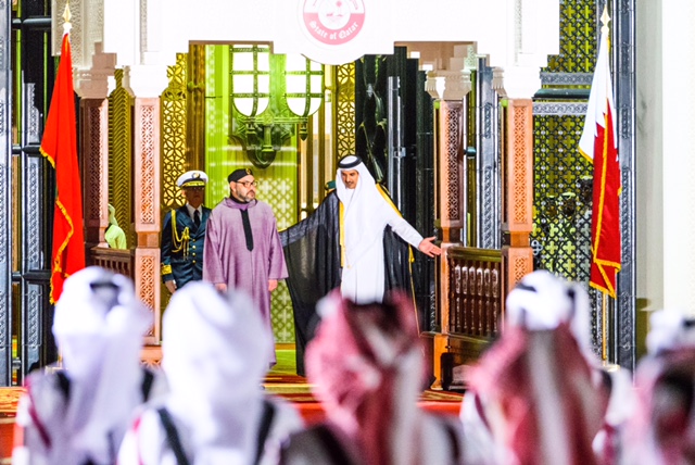 العاهل المغربي يتباحث في الدوحة مع أمير قطر