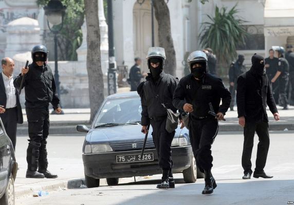قانون تونسي يُجرّم الإعتداء على الشرطة يثير مخاوف حقوقية