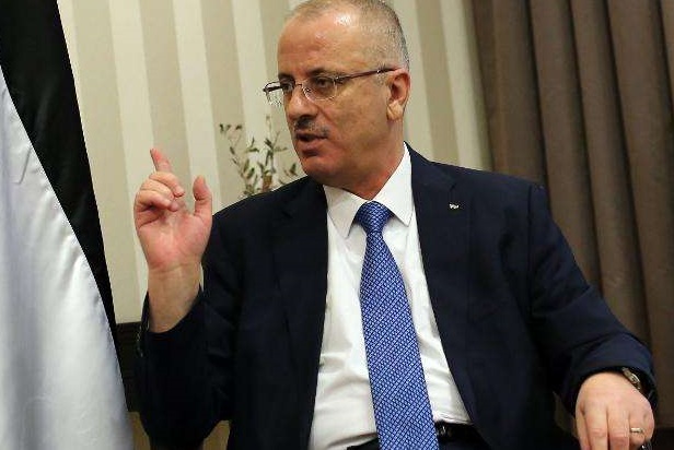 رئيس الوزراء الفلسطيني يأمر بالتحقيق حول اعتقال محامٍ