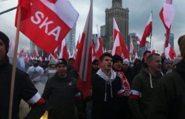 عشرات الآلاف يشاركون في مسيرة للقوميين في ذكرى استقلال بولندا
