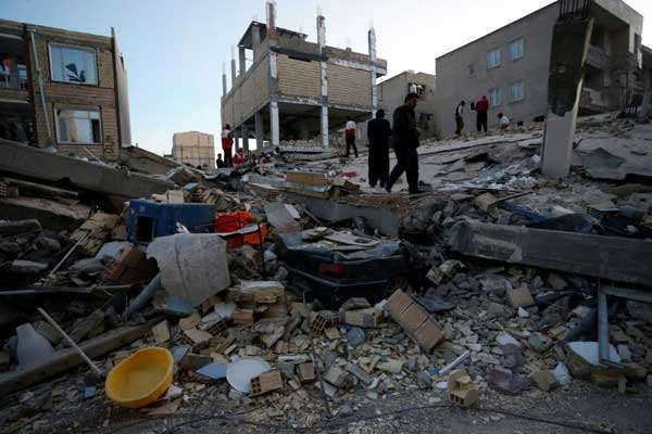 ناجون إيرانيون من الزلزال يمضون ليلة ثانية خارج بيوتهم