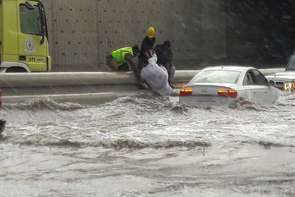 الأمطار والسيول تشل حركة السير في شوارع جدة