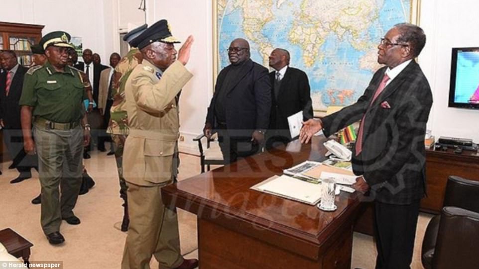 موغابي يصافح الضباط الذين خلعوه (هيرالد) 