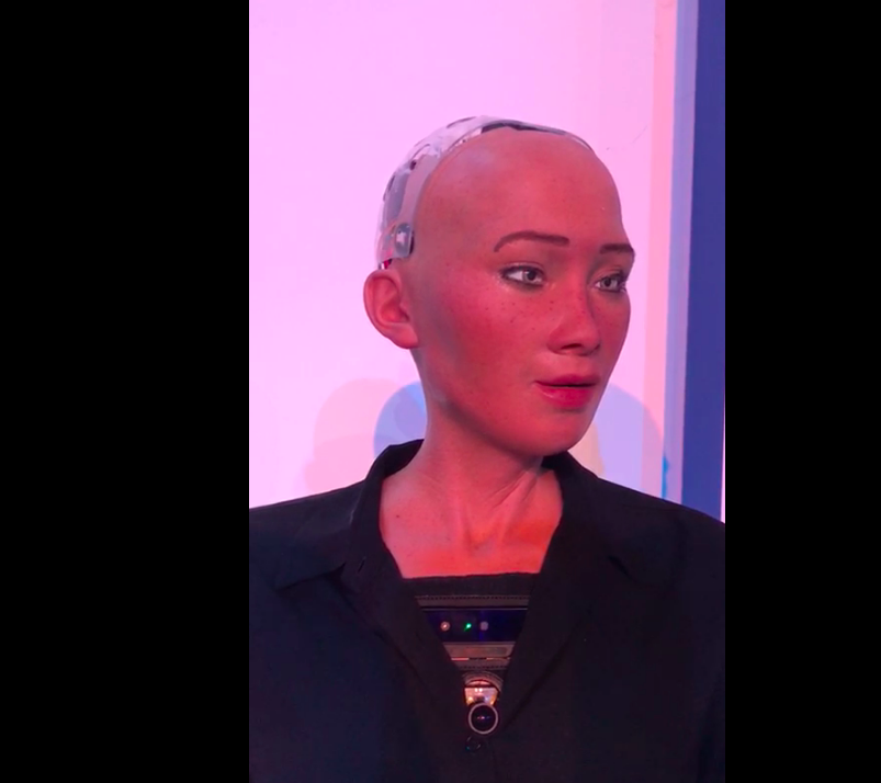 الروبوت السعودية صوفيا تشارك في قمة المعرفة بدبي