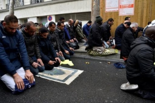 فرنسا تتجه لمنع المسلمين من الصلاة في شارع 