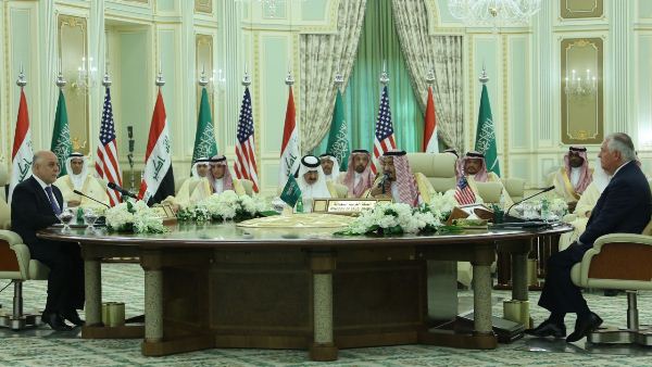 العبادي والملك سلمان خلال التوقيع على تشكيل مجلس التنسيق العراقي السعودي