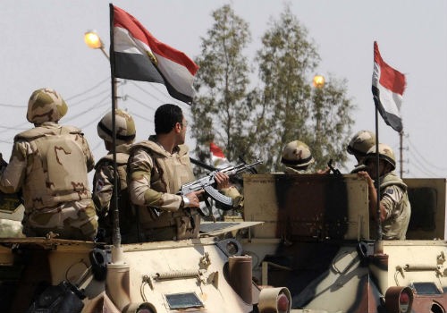 الجيش المصري يعلن تدمير 10 آليات محمّلة أسلحة على حدود ليبيا