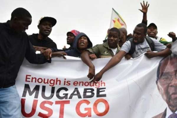 موغابي يلتقي الجيش غداة احتجاجات طالبت باستقالته