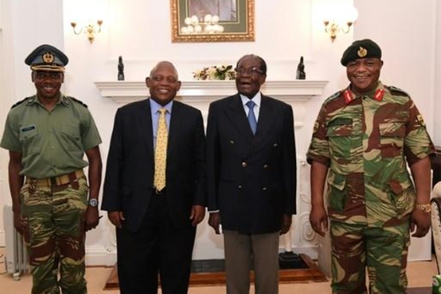 النائب السابق لرئيس زيمبابوي يعود الى البلاد واعتقالات لمقربين من موغابي