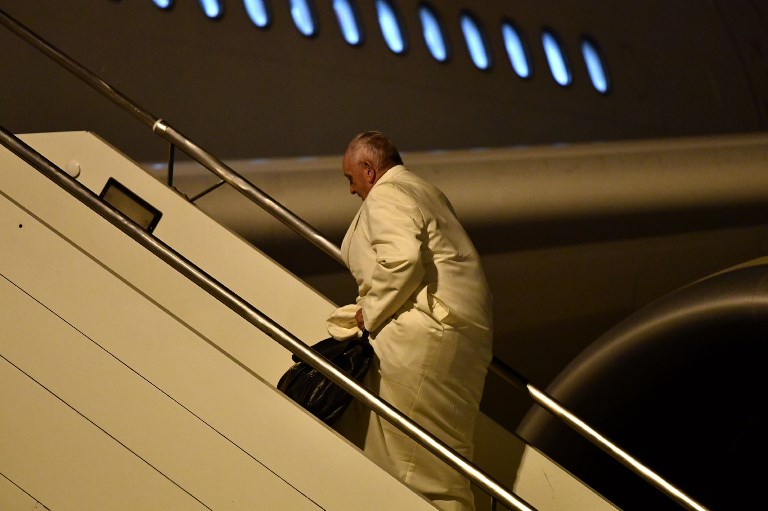 البابا فرنسيس مستقلا الطائرة نحو بورما 