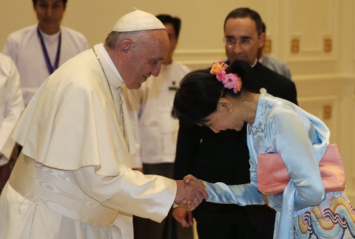 البابا فرنسيس يلتقي اونغ سان سو تشي في نايبيداو