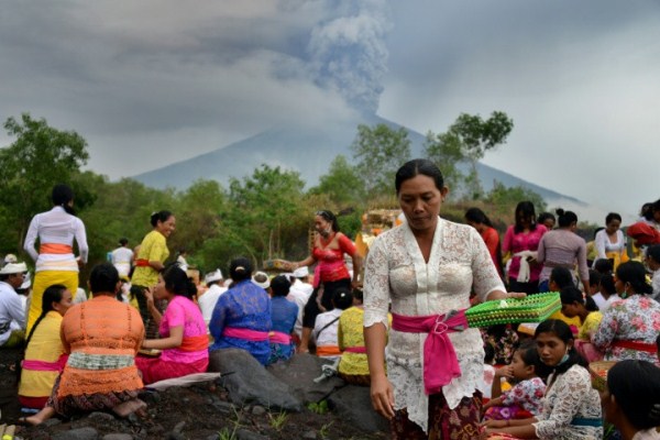 بركان جبل أغونغ يرفع حالة التأهب لأعلى مستوى في أندونيسيا