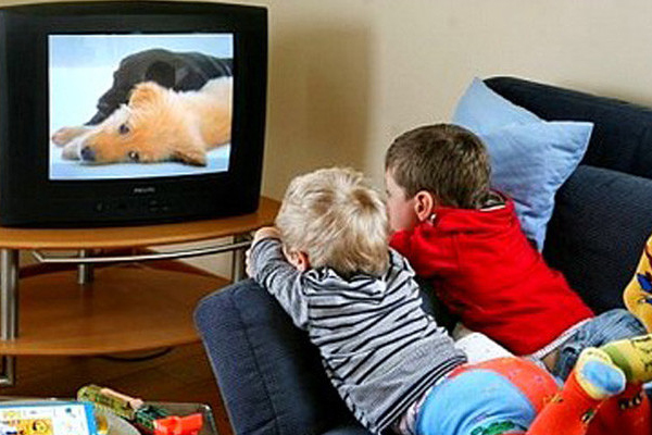 دراسة: الوقت الذي يمضيه الطفل امام الشاشة سبب لبدانته