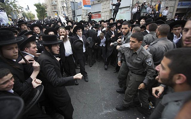 اسرائيل توقف متظاهرين من اليهود المتشددين احتجاجا على الخدمة العسكرية الإلزامية