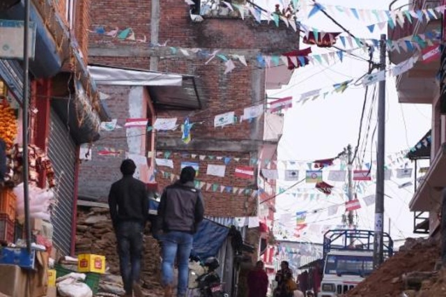 النيباليون يتوجهون الى مراكز الاقتراع في انتخابات تاريخية