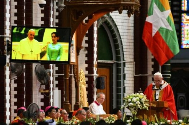 البابا ينهي زيارة الى بورما اثارت جدلا
