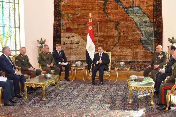 وزير الدفاع الروسي يزور مصر ويلتقي السيسي