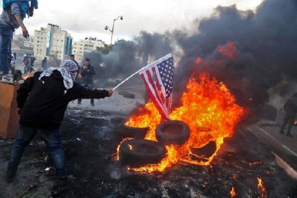 حرق صور ترمب في عمان والاف يتظاهرون في تونس
