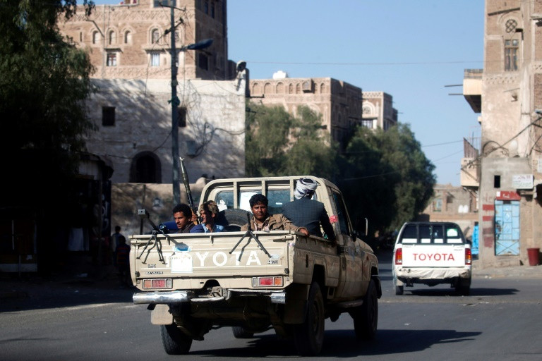التحالف العربي يطالب سكان صنعاء بالابتعاد عن مواقع الحوثيين