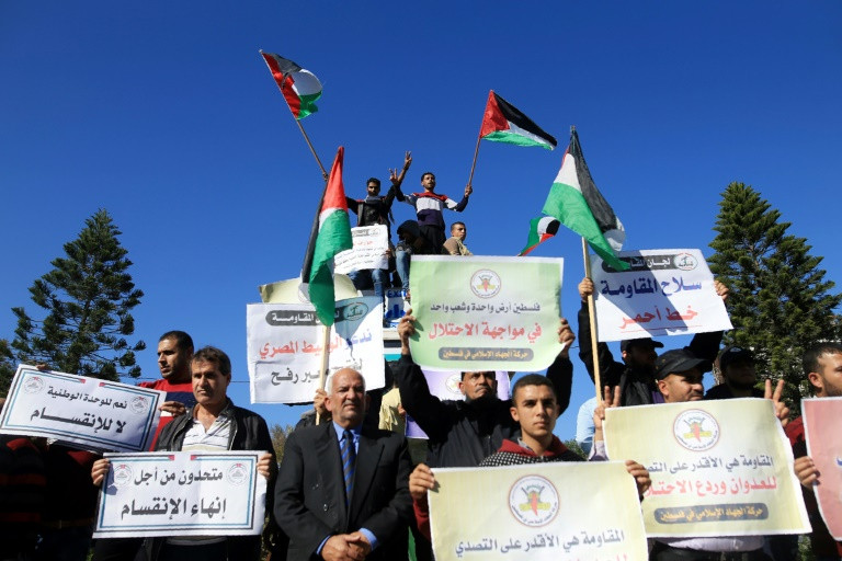 فتح وحماس تتفقان على اتمام تسلم الحكومة مسؤولياتها في غزة