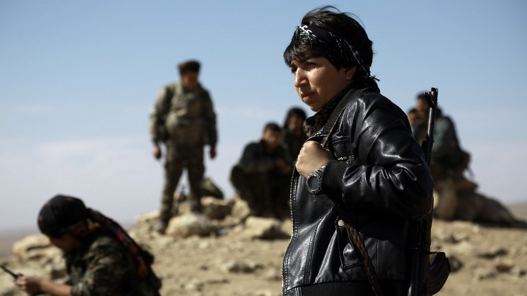 الأكراد يعلنون طرد داعش من شرق الفرات في دير الزور