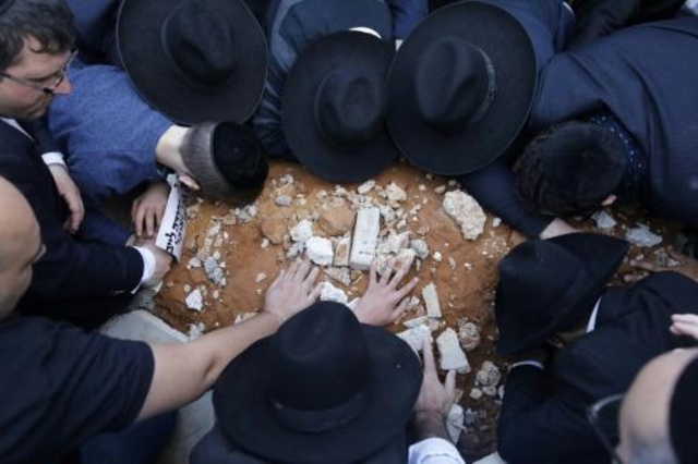 آلاف اليهود المتشددين يشاركون في جنازة أحد قادتهم الروحيين