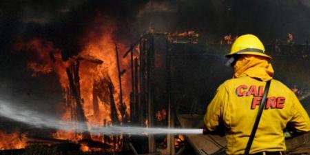 السلطات تسابق الزمن لإخماد حرائق كاليفورنيا المتمددة
