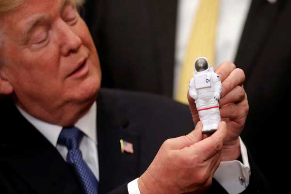 ترمب يخطط لإرسال رحلات مأهولة إلى القمر