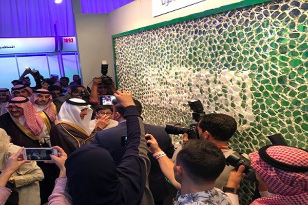 فنان أميركي يهدي العاهل السعودي لوحة «سلام»