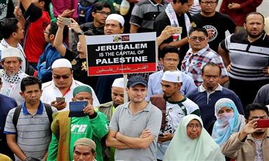 رئيس الوزراء الماليزي يقود آلاف المحتجين من أجل القدس