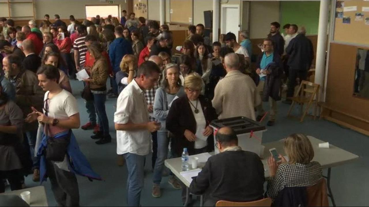 إغلاق مكاتب الاقتراع في كاتالونيا بعد يوم انتخابي حاسم