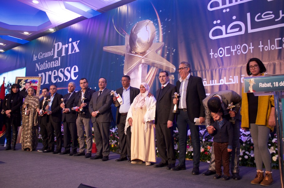صورة تذكارية لرئيس الحكومة الدكتور سعد الدين العثماني مع الفائزين بالجائزة الكبرى للصحافة 