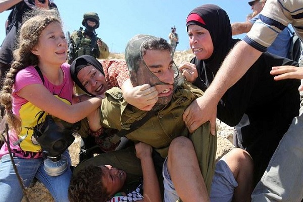 الجيش الاسرائيلي يعتقل فتاة فلسطينية ضربت جنديين اسرائيليين